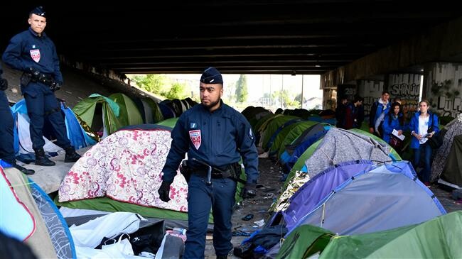 Sute de migranţi au fost evacuaţi dintr-o tabără improvizată în Saint-Denis