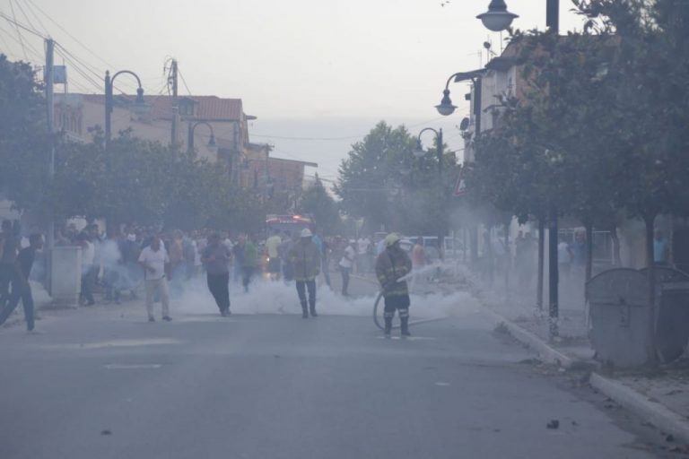 Susţinătorii opoziţiei albaneze s-au luat la bătaie cu forţele de ordine – VIDEO