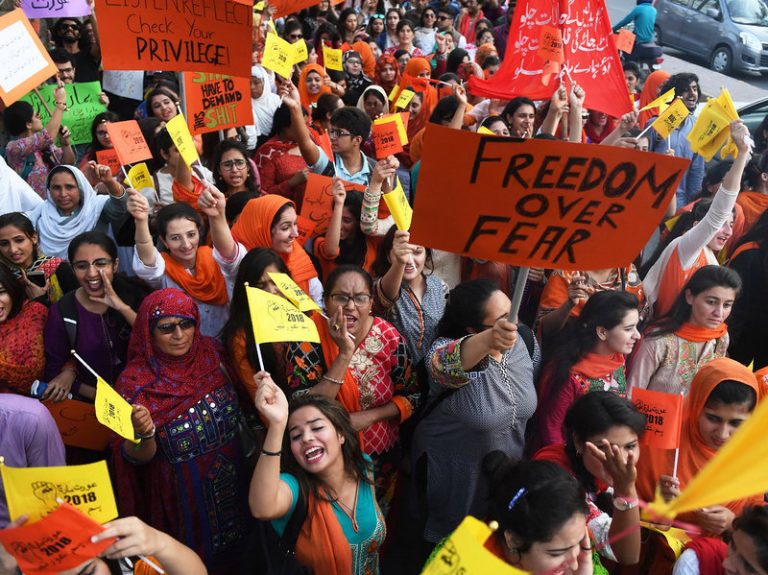 Mii de femei s-au adunat în marile oraşe din Pakistan pentru a-şi apăra drepturile