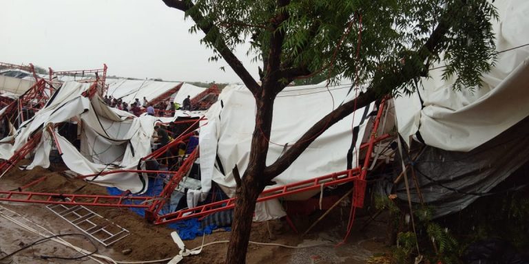 Furtuna violentă ‘a luat pe sus’ un cort în India: 15 oameni au murit!  – VIDEO