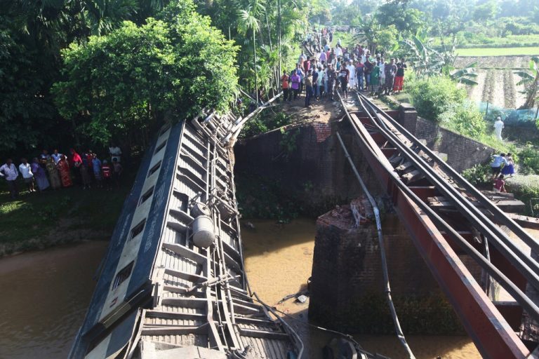 Cel puţin cinci oameni au murit într-un accident feroviar produs în Bangladesh – FOTO