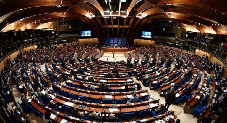Adunarea Parlamentară a Consiliului Europei îndeamnă statele membre să ia în discuţie vaccinarea obligatorie anti-COVID-19