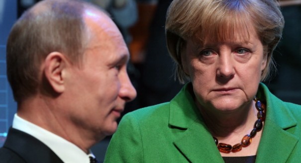 Merkel îi cere lui Putin să intervină în criza migranţilor de la graniţa belarusă