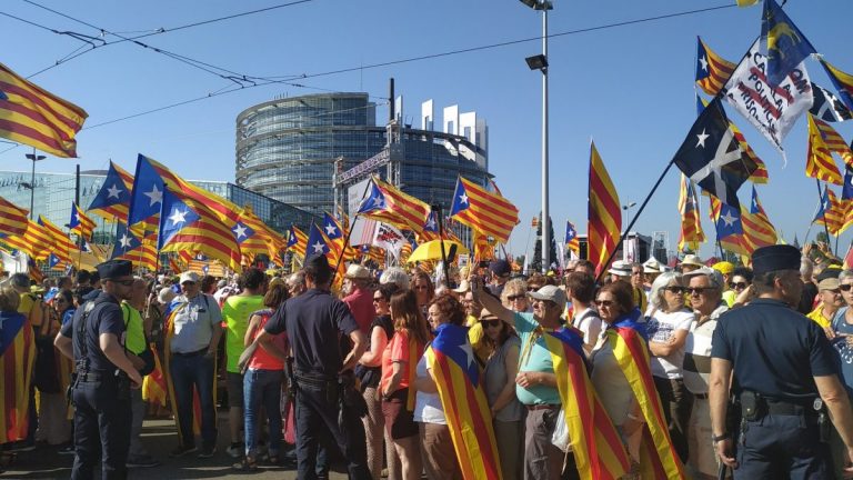 Mii de catalani protestează în fața Parlamentului European – FOTO/VIDEO