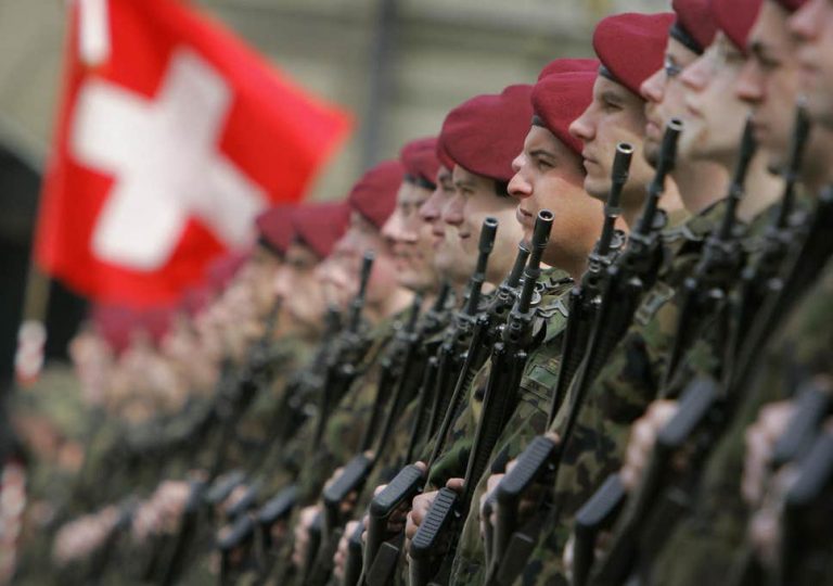 40 de militari elvețieni s-au îmbolnăvit brusc. Patru dintre ei se zbat între viață și moarte!