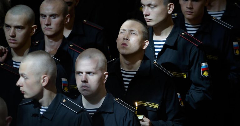 Putin i-a decorat postmortem pe cei 14 marinari decedați la bordul unui submarin nuclear