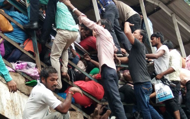 BUSCULADĂ în Mumbai. Cel puţin 15 oameni au murit după ce au fost călcaţi în picioare – FOTO/VIDEO