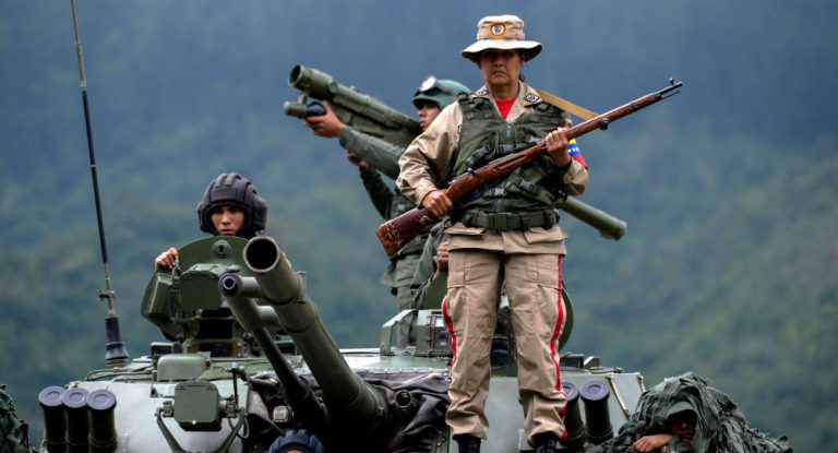 Armata venezueleană anunţă capturarea unor bărci columbiene în care au găsit arme şi muniţie pe râul Orinoco
