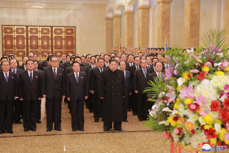 Kim Jong Un îl omagiază pe bunicul său, Kim Ir Sen – VIDEO
