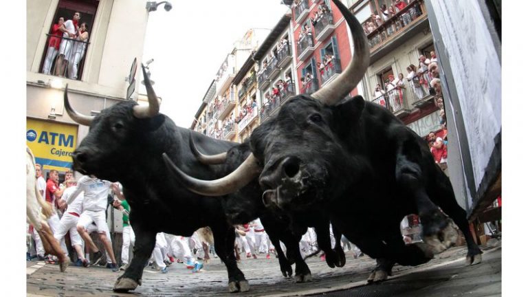 Cursa de la Pamplona s-a încheiat și anul acesta cu oameni răniți de taurii furioși