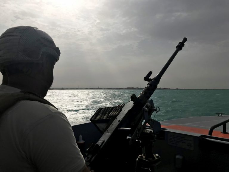 O navă de război iraniană a respins un atac al piraţilor în Golful Aden