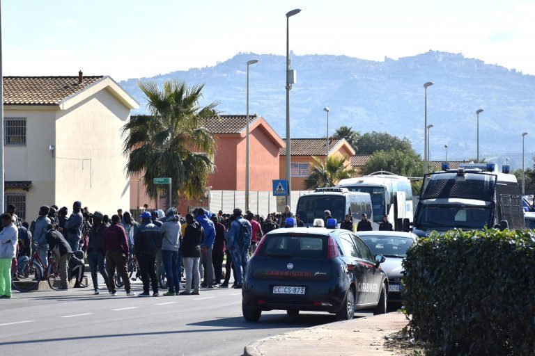 Italia ÎNCHIDE cel mai mare centru de primire a migranților din Europa