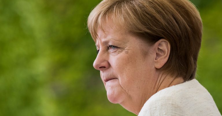 De ce TREMURĂ Angela Merkel? Teoriile presei și părerea specialiștilor