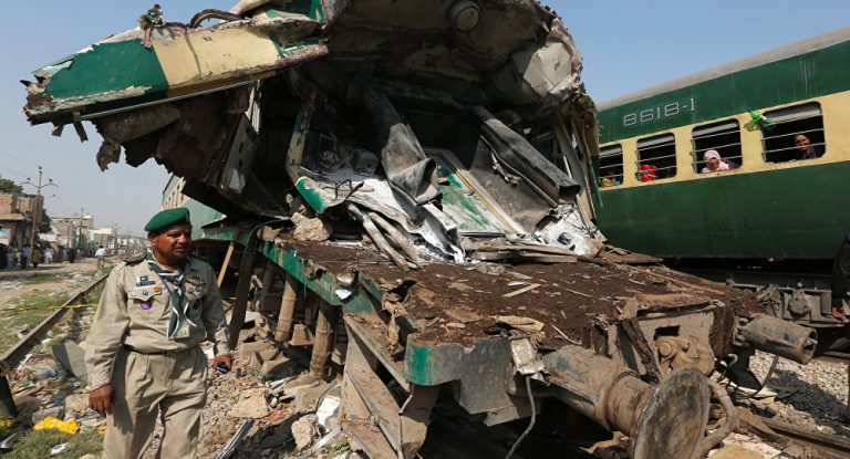 Accident feroviar în Pakistan! Cel puțin 11 oameni și-au pierdut viața – VIDEO