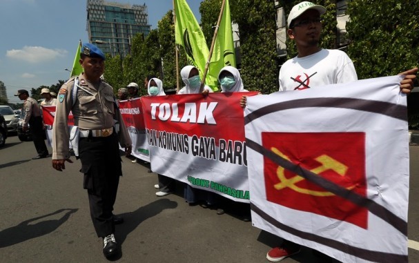 Mii de oameni au ieşit să demonstreze pe străzile din Jakarta împotriva comunismului