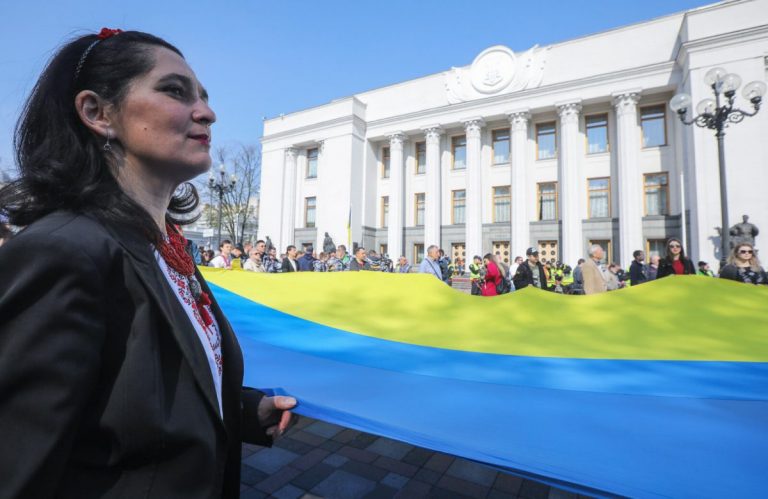 Naţionaliştii ucraineni mărşăluiesc la Kiev împotriva unei CAPITULĂRI în fața Rusiei
