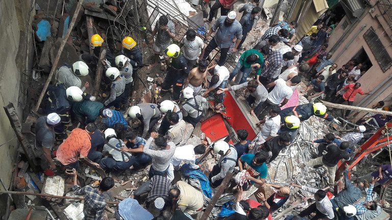 Creşte numărul deceselor după prăbuşirea unui bloc din Mumbai (VIDEO): 13 oameni au fost găsiţi morţi sub dărâmături!
