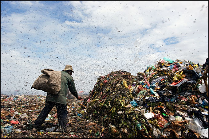 Cambodgia urmează exemplul ţărilor vecine şi trimite tone de gunoi înapoi în Occident