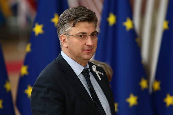 Premierul ceh îşi păstrează majoritatea miniştrilor în noul său guvern