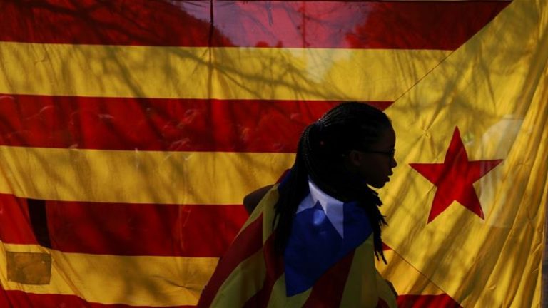 Aproape jumătate dintre locuitorii Cataloniei preferă ca regiunea să rămână în componenţa Spaniei decât să devină independentă (sondaj)