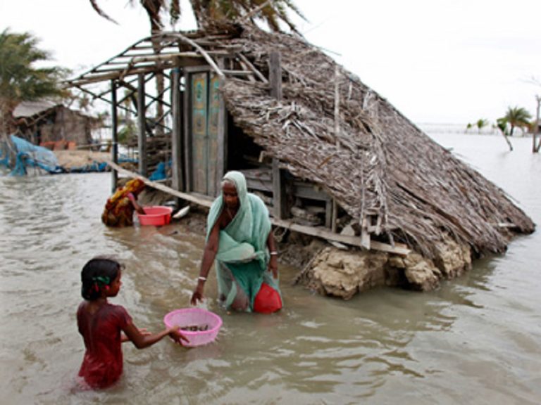 Inundaţiile puternice din Bangladesh au rupt un dig: 200.000 de oameni au fost evacuaţi