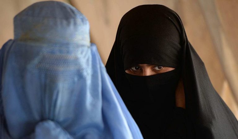 Legea talibanilor! Funcţionarele din Afganistan sunt obligate să îşi acopere capul, chiar şi cu o pătură