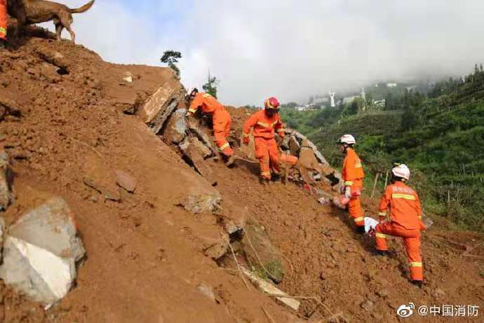 15 oameni au fost ÎNGHIŢIŢI de o alunecare de teren în China