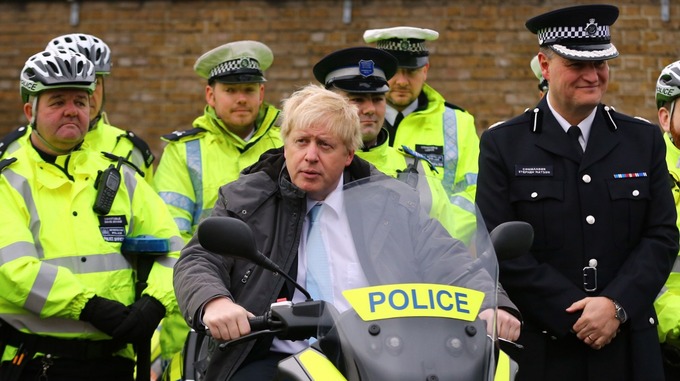 Boris Johnson promite că va angaja 20.000 de poliţişti