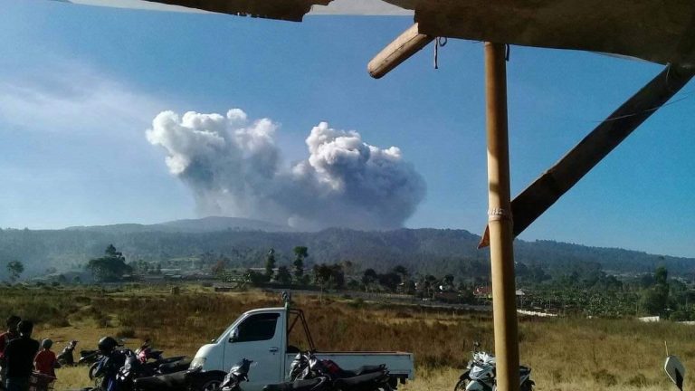 Un vulcan din Indonezia a erupt cu putere – VIDEO