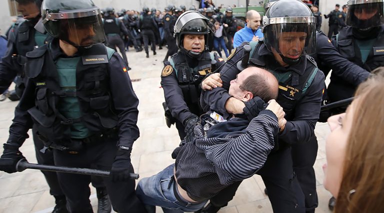 Spania: Ciocniri între poliţie şi separatişti catalani în centrul Barcelonei