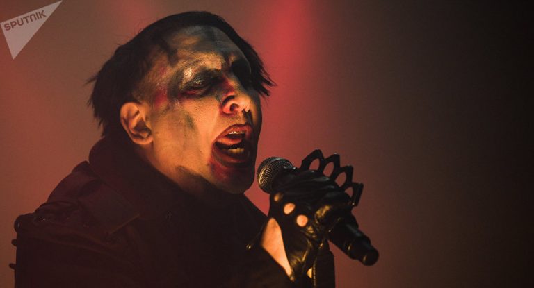 Necazurile se ţin scai de Marilyn Manson: Are mandat de arestare în SUA!