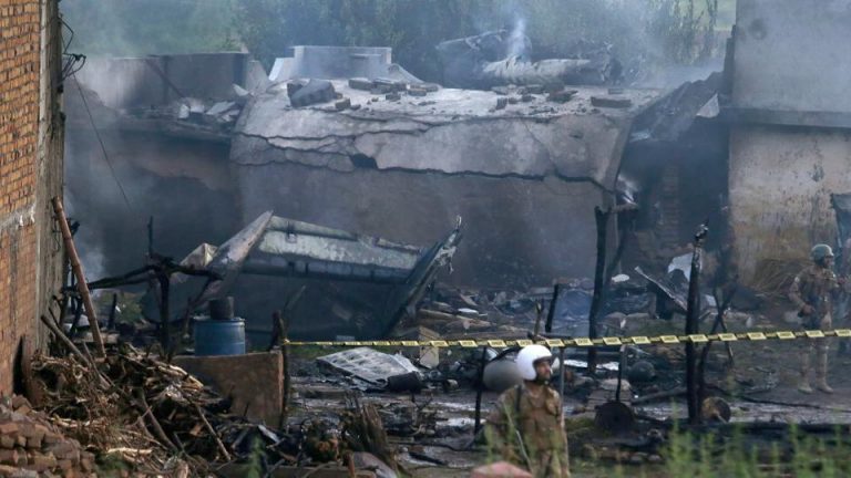 Un avion militar s-a prăbuşit în Pakistan: 17 oameni au murit! – VIDEO