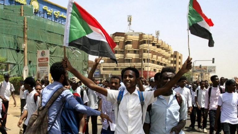 Noi proteste violente în Sudan, unde autorităţile au întrerupt accesul la internet şi telefon