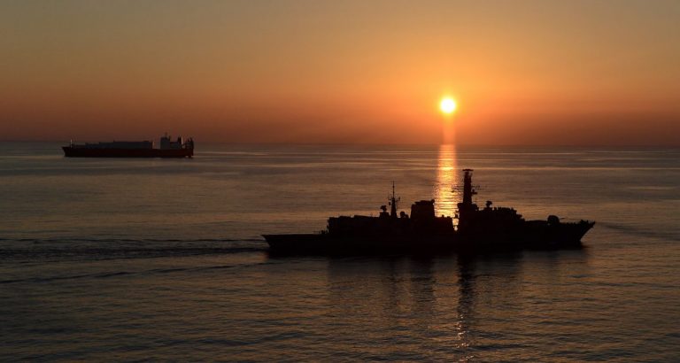Marina SUA a interceptat o navă provenită din Iran în apele internaţionale din Golful Oman