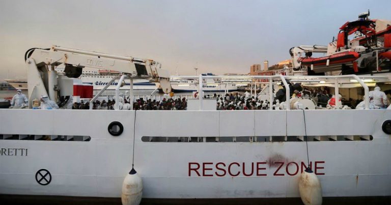 Gărzile de Coastă italiene, mobilizate pentru a salva mii de migranţi în Marea Mediterană