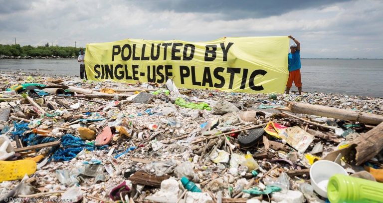 Un mic stat insular INTERZICE plasticul de unică folosinţă