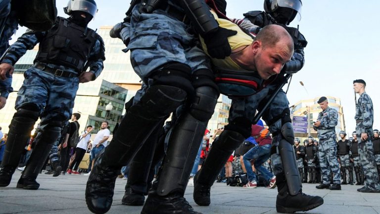 Peste 900 de persoane, reţinute  în Rusia la protestele împotriva războiului din Ucraina