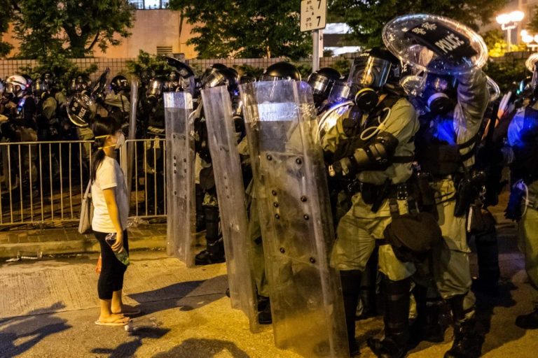 Protestatarii din Hong Kong au paralizat aeroportul. Poliția a arestat 149 de persoane!