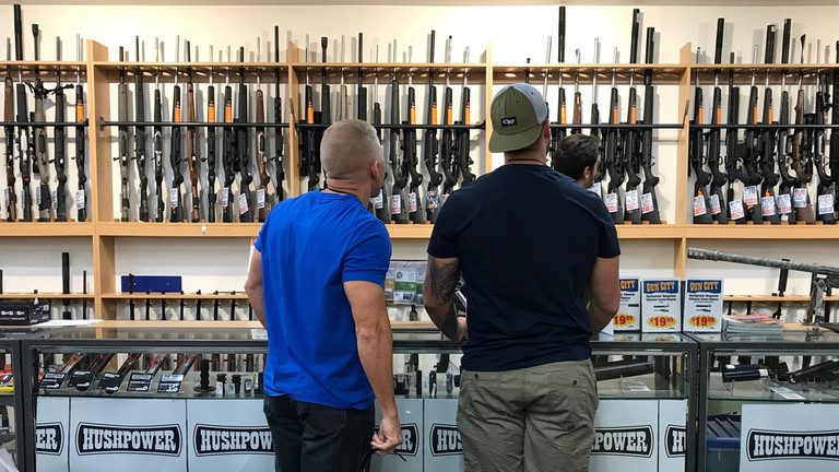Un judecător american permite redeschiderea magazinelor de arme în Massachusetts