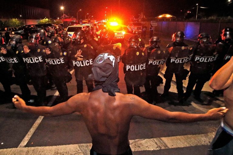 Afro-americanii sunt mai predispuşi să fie ucişi de poliţie decât albii