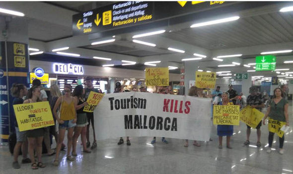 Extremiştii spanioli bagă spaima în turiştii din Palma de Mallorca. Maşinile lor sunt vandalizate!