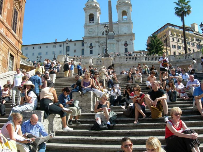 Turiştii nu mai au voie să se aşeze pe treptele unui celebru monument istoric din Roma. Amenzile sunt usturătoare!