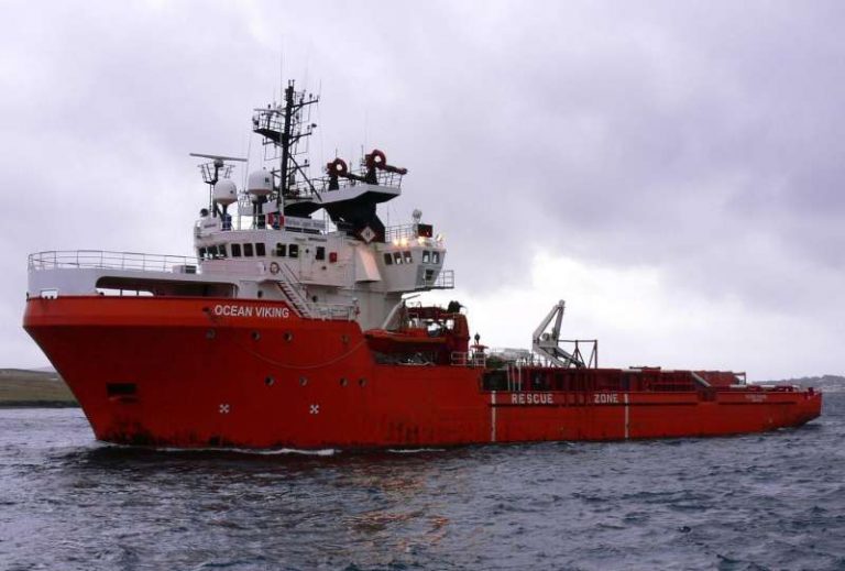 Nava Ocean Viking, blocată încă în Mediterana cu 234 de migranţi la bord, cere ‘evacuarea sanitară urgentă’ a trei persoane