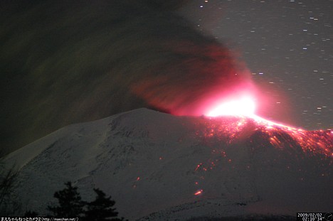 Muntele Asama erupe cu putere în Japonia! Autorităţile sunt în alertă