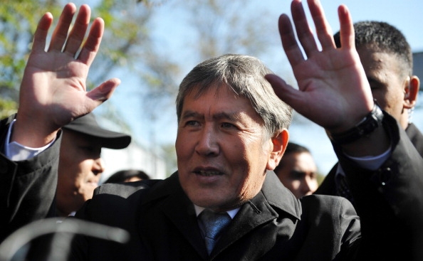 Fostul preşedinte kârgâz Atambaiev, forţat să asiste la procesul său pentru corupţie