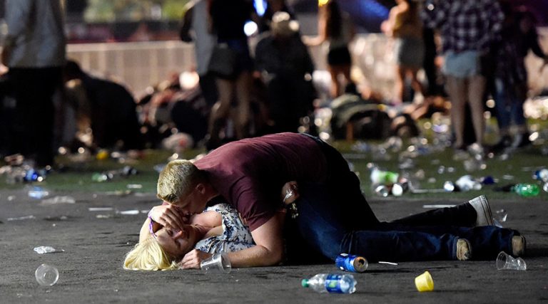 Atacatorul din Las Vegas a fost identificat. Bilanţul CUTREMURĂTOR al victimelor creşte dramatic – FOTO/VIDEO
