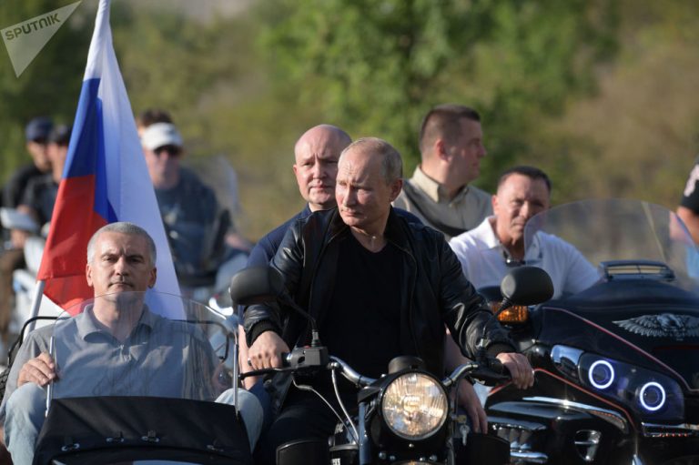 Putin defilează pe motocicletă în Crimeea – VIDEO