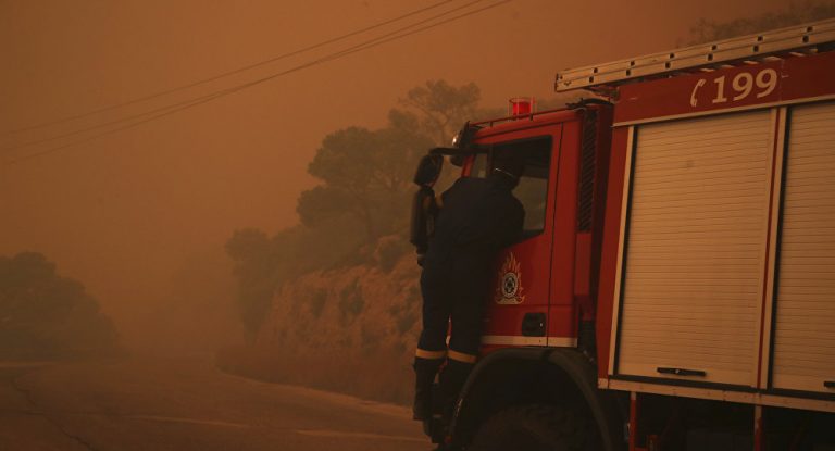 Pompierii eleni se luptă cu incendiile de pădure în apropiere de Atena
