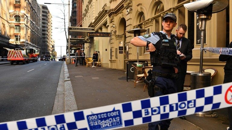 Atac cu SATÂRUL în centrul oraşului Sydney (VIDEO). O femeie a fost omorâtă!