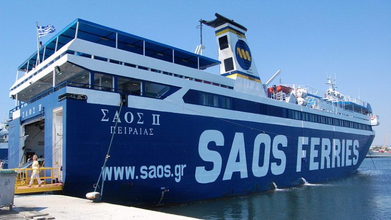Aproximativ 2.500 de turişti fără documentaţia necesară au primit interdicţia de a se urca la bordul feriboturilor către insulele greceşti